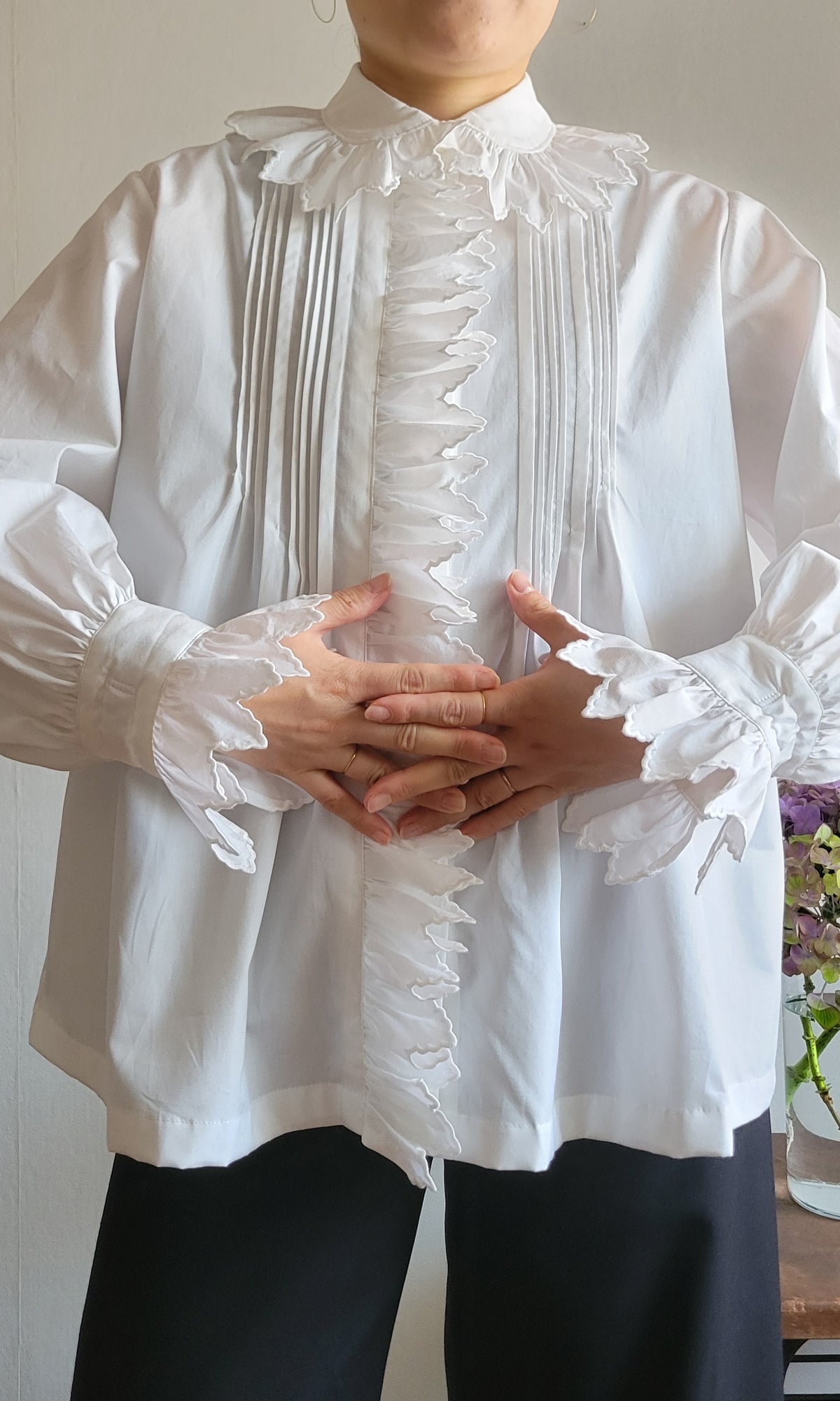 【受注販売：9月中旬～下旬納品】Valley Scallop Frill Blouse | ヴァレースカラップ フリルブラウス