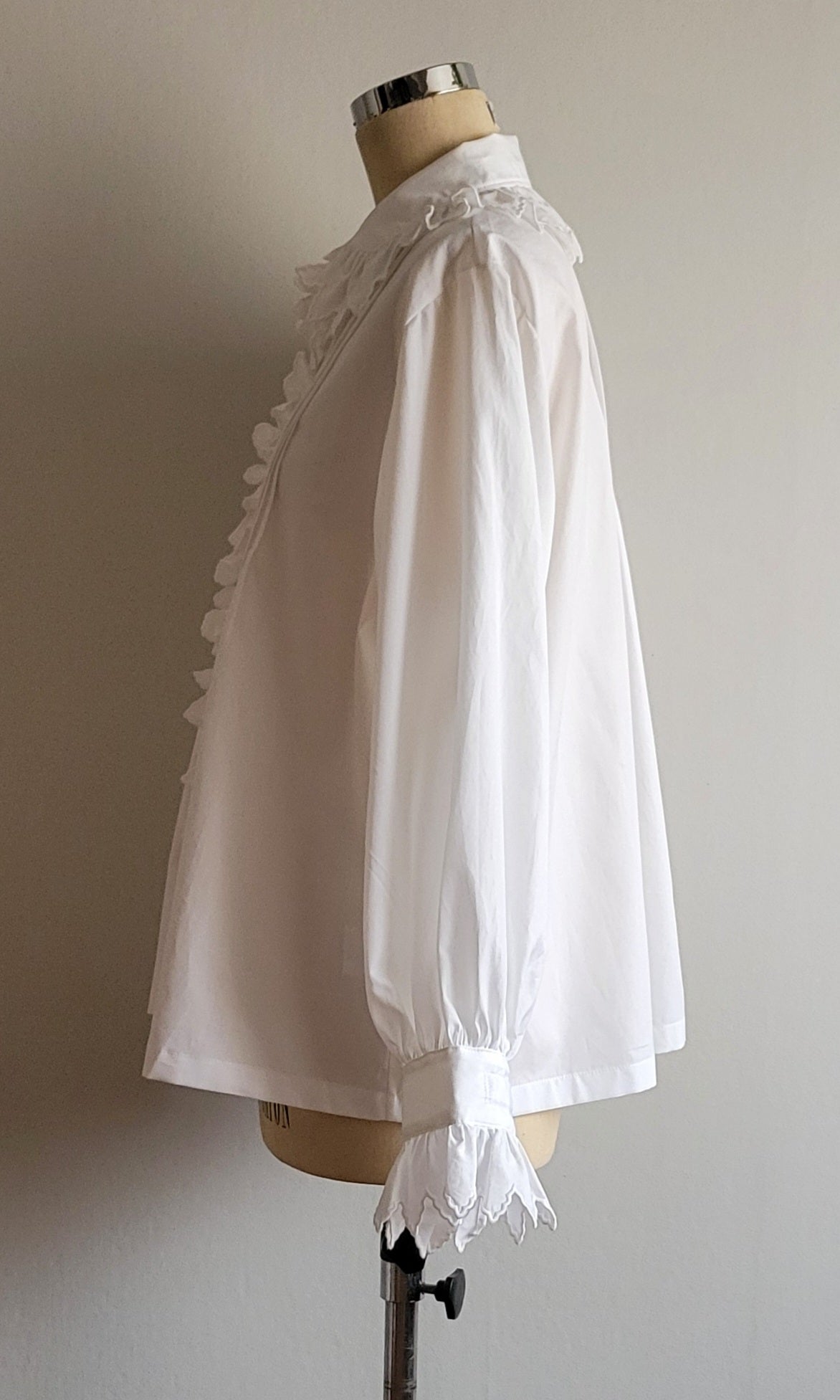 【受注販売：9月中旬～下旬納品】Valley Scallop Frill Blouse | ヴァレースカラップ フリルブラウス