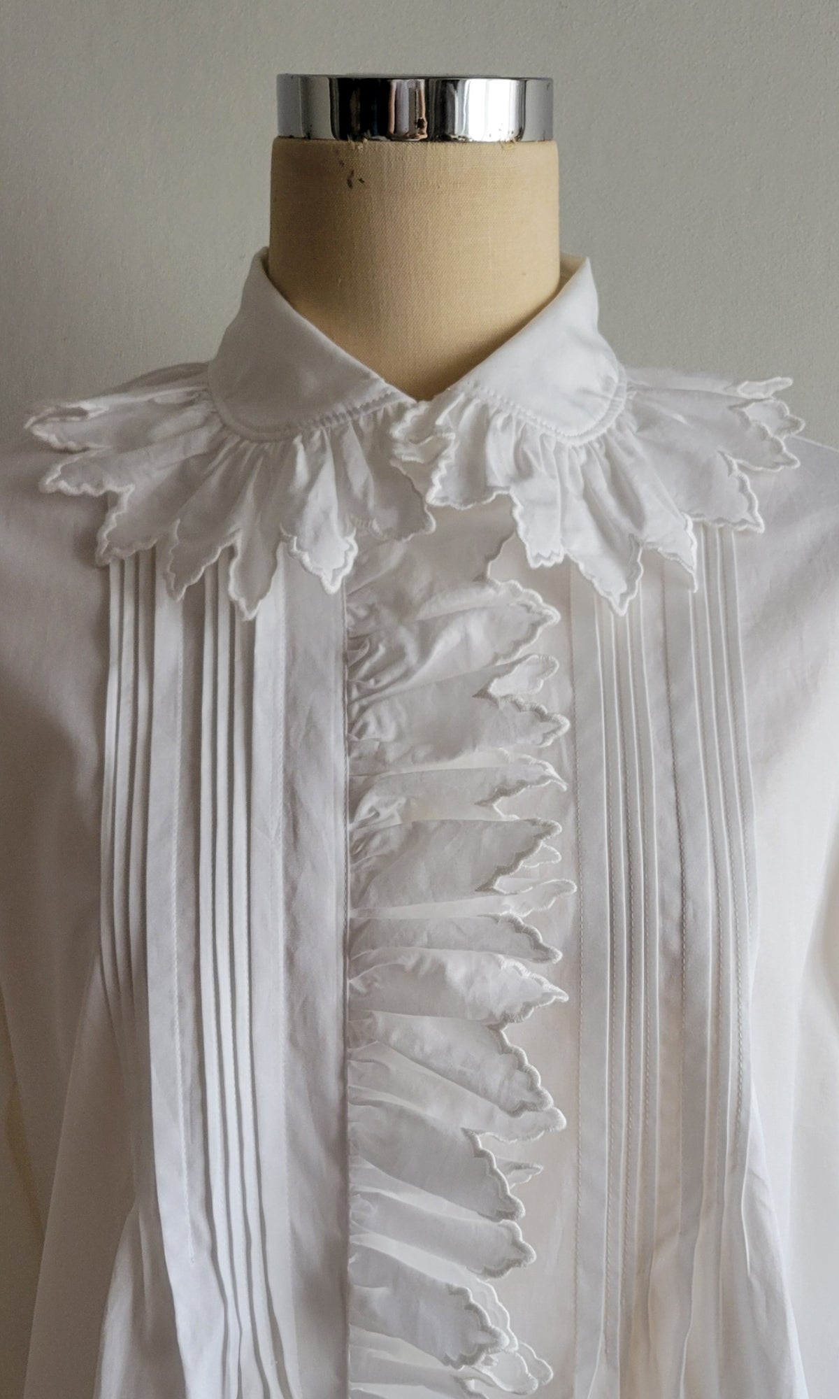 【受注販売：9月中旬～下旬納品】Valley Scallop Frill Blouse | ヴァレースカラップ フリルブラウス