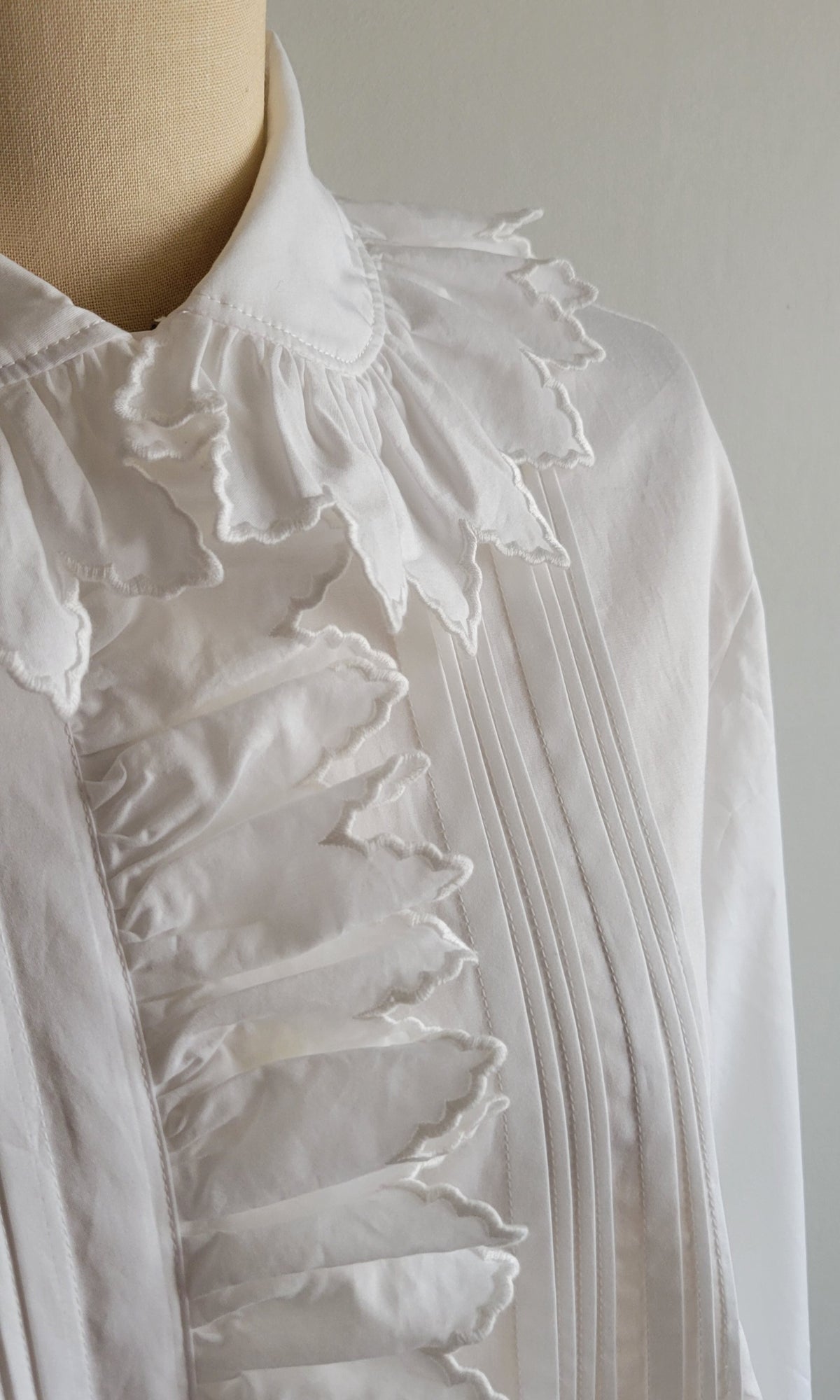 【受注販売：9月中旬～下旬納品】Valley Scallop Frill Blouse | ヴァレースカラップ フリルブラウス