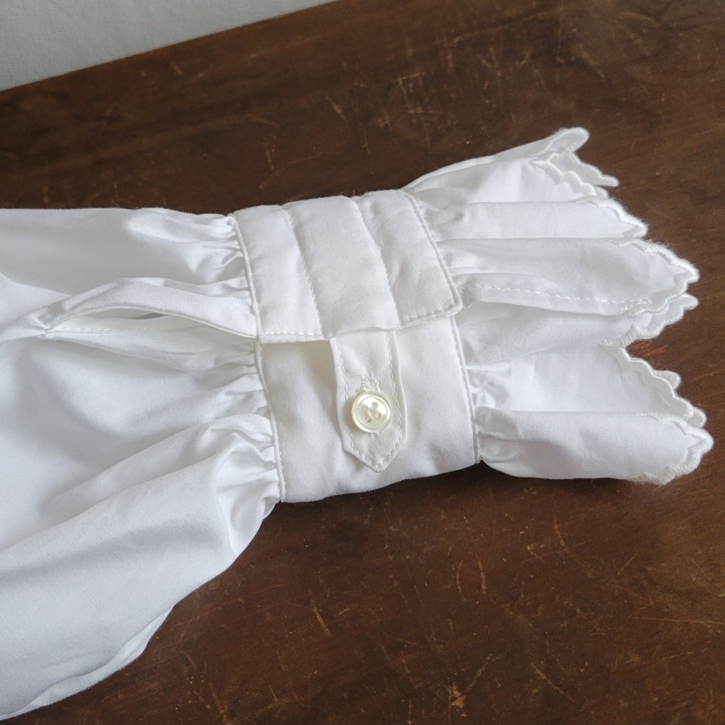 【受注販売：9月中旬～下旬納品】Valley Scallop Frill Blouse | ヴァレースカラップ フリルブラウス